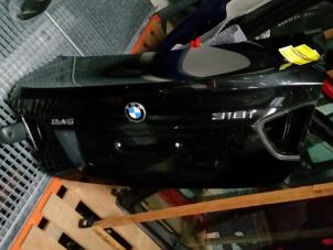 Używane Pokrywa bagaznika BMW 3 serie (E90) 318i 16V Cena € 204,75 Procedura marży oferowane przez Zelissen V.O.F. autodemontage