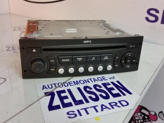 Reproductor de CD y radio de un Peugeot 207 2007