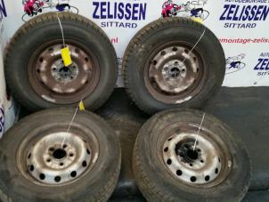 Usados Juego de llantas y neumáticos Hyundai H-1/H-200 2.5 Tdi Precio € 288,75 Norma de margen ofrecido por Zelissen V.O.F. autodemontage