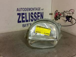 Używane Reflektor lewy Renault Twingo (C06) 1.2 Cena € 21,00 Procedura marży oferowane przez Zelissen V.O.F. autodemontage