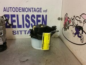 Usados Motor de ventilador de calefactor Opel Corsa D 1.2 16V Precio € 42,00 Norma de margen ofrecido por Zelissen V.O.F. autodemontage
