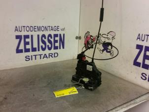 Begagnade Dörrmekanism, 4-dörrars, höger bak Opel Corsa D 1.2 16V Pris € 47,25 Marginaltabell erbjuds av Zelissen V.O.F. autodemontage