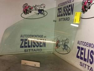 Używane Szyba drzwi lewych przednich wersja 4-drzwiowa Opel Corsa D 1.4 16V Twinport Cena € 47,25 Procedura marży oferowane przez Zelissen V.O.F. autodemontage