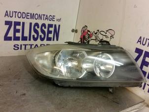 Używane Reflektor prawy BMW 3 serie (E90) 318i 16V Cena € 157,50 Procedura marży oferowane przez Zelissen V.O.F. autodemontage