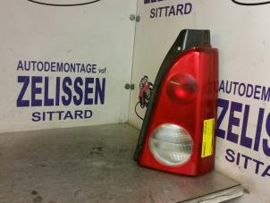 Używane Tylne swiatlo pozycyjne prawe Opel Agila (A) 1.2 16V Cena € 26,25 Procedura marży oferowane przez Zelissen V.O.F. autodemontage