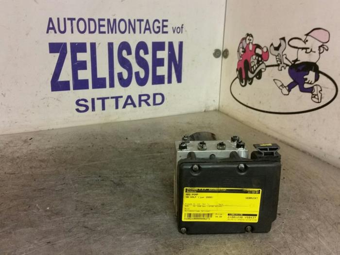 Używane Pompa ABS Volkswagen Golf IV (1J1) 1.6 16V Cena € 73,50 Procedura marży oferowane przez Zelissen V.O.F. autodemontage