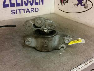 Engine mount from a Fiat Punto Evo (199) 1.3 JTD Multijet 85 16V Euro 5 2012