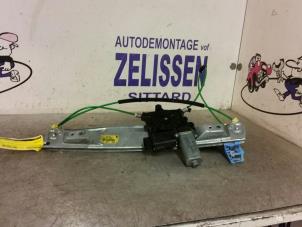 Usagé Mécanique vitre 2portes avant gauche Opel Corsa D Prix € 42,00 Règlement à la marge proposé par Zelissen V.O.F. autodemontage