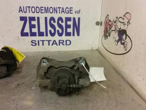 Usagé Etrier de frein (pince) avant gauche Mitsubishi Colt (Z2/Z3) 1.3 16V Prix € 26,25 Règlement à la marge proposé par Zelissen V.O.F. autodemontage