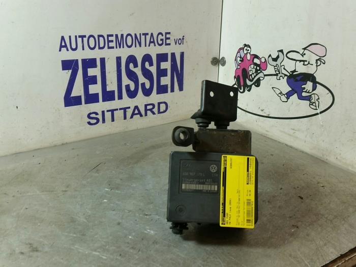 Używane Pompa ABS Volkswagen Polo IV (9N1/2/3) 1.9 SDI Cena € 52,50 Procedura marży oferowane przez Zelissen V.O.F. autodemontage