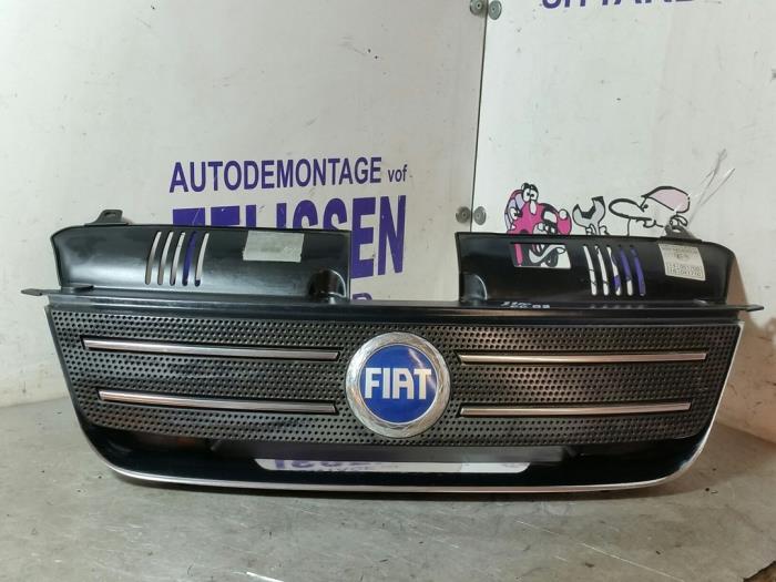 Używane Grill Fiat Idea (350AX) 1.4 16V Cena € 31,50 Procedura marży oferowane przez Zelissen V.O.F. autodemontage