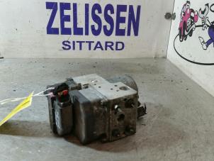 Usados Bomba ABS Opel Zafira (F75) 2.0 16V Turbo OPC Precio € 99,75 Norma de margen ofrecido por Zelissen V.O.F. autodemontage