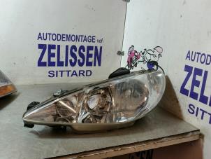 Used Headlight, left Peugeot 206 (2A/C/H/J/S) 1.4 XR,XS,XT,Gentry Price € 57,75 Margin scheme offered by Zelissen V.O.F. autodemontage