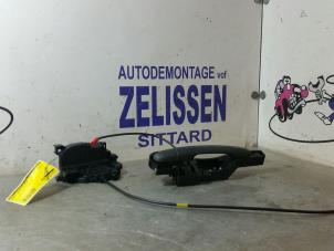 Gebrauchte Türschlossmechanik 4-türig rechts vorne Renault Kangoo Express (FW) 1.5 dCi 75 FAP Preis € 78,75 Margenregelung angeboten von Zelissen V.O.F. autodemontage