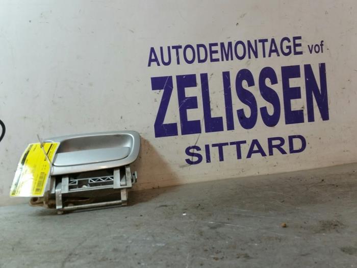 Poignée portière 4portes avant gauche d'un Opel Zafira (F75) 2.0 16V Turbo OPC 2002