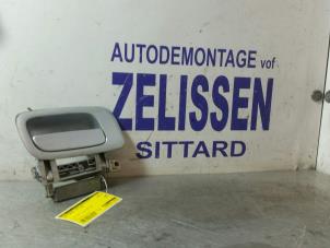 Usados Manija de puerta de 4 puertas derecha detrás Opel Zafira (F75) 2.0 16V Turbo OPC Precio € 15,75 Norma de margen ofrecido por Zelissen V.O.F. autodemontage