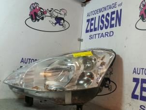Używane Reflektor lewy Peugeot Partner Tepee (7A/B/C/D/E/F/G/J/P/S) 1.6 HDiF 90 16V Phase 1 Cena € 105,00 Procedura marży oferowane przez Zelissen V.O.F. autodemontage