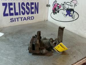 Używane Zacisk hamulcowy lewy tyl Nissan Almera (N16) 1.5 16V Cena € 36,75 Procedura marży oferowane przez Zelissen V.O.F. autodemontage
