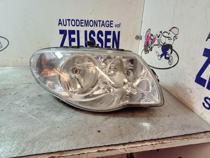 Używane Reflektor prawy Dodge Ram Van 2.5 CRD 16V Cena € 52,50 Procedura marży oferowane przez Zelissen V.O.F. autodemontage