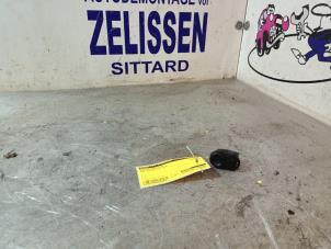 Usagé Commande Rétroviseurs Opel Zafira (F75) 1.6 16V Prix € 15,75 Règlement à la marge proposé par Zelissen V.O.F. autodemontage