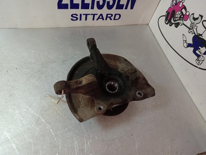 Front wheel hub from a Mitsubishi Space Star (DG) 1.6 16V 2002