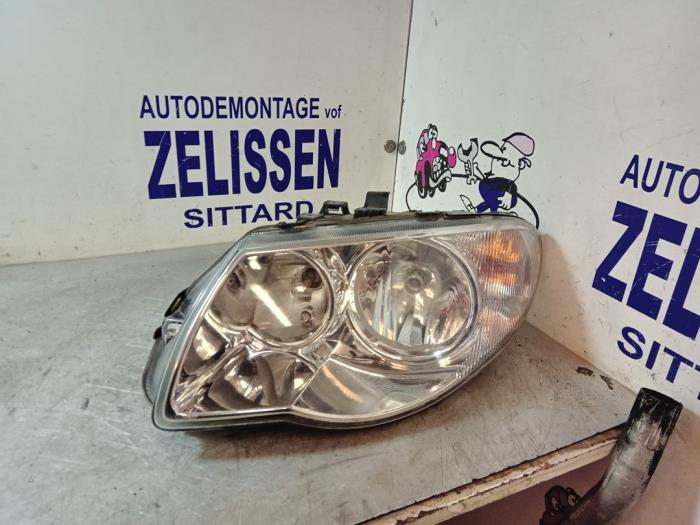 Używane Reflektor lewy Dodge Ram Van 2.5 CRD 16V Cena € 47,25 Procedura marży oferowane przez Zelissen V.O.F. autodemontage