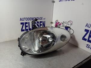 Używane Reflektor lewy Nissan Micra (K12) 1.4 16V Cena € 42,00 Procedura marży oferowane przez Zelissen V.O.F. autodemontage