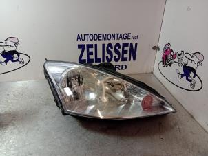 Used Headlight, right Ford Focus 1 1.6 16V Price € 31,50 Margin scheme offered by Zelissen V.O.F. autodemontage