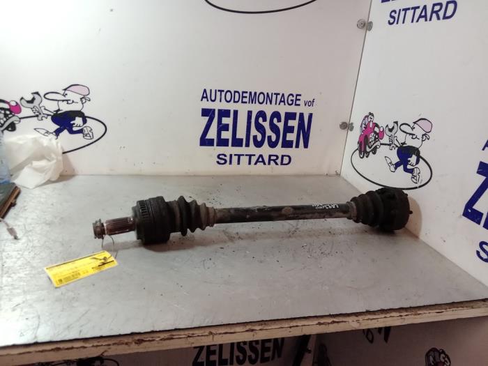 Front drive shaft, left from a BMW 3 serie (E46/4) 320i 24V 2003