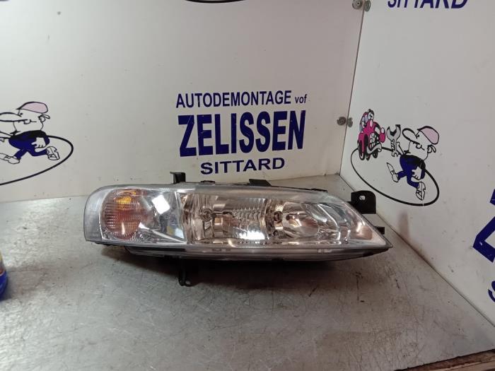 Używane Reflektor prawy Opel Vectra B Caravan (31) 1.6 16V Cena € 36,75 Procedura marży oferowane przez Zelissen V.O.F. autodemontage