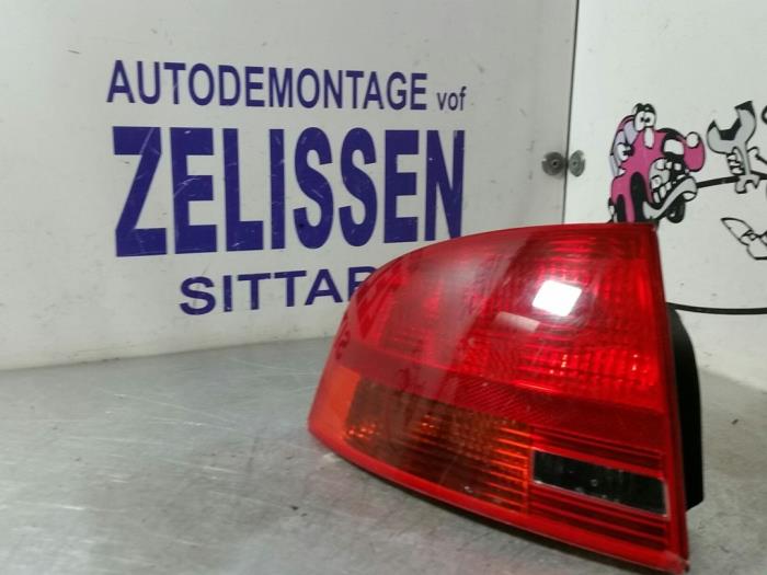 Luz trasera izquierda de un Audi A4 (B6) 2.0 20V 2004