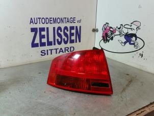 Usagé Feu arrière secondaire gauche Audi A4 (B6) 2.0 20V Prix € 42,00 Règlement à la marge proposé par Zelissen V.O.F. autodemontage
