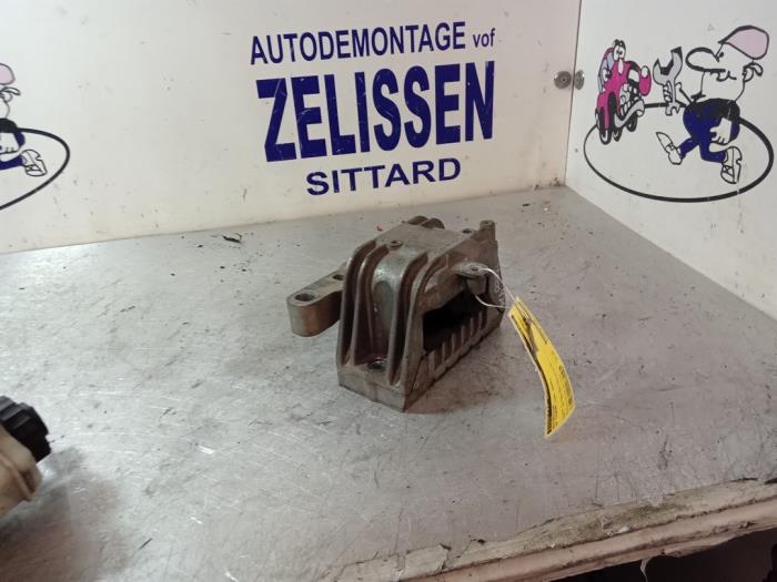 Engine mount from a Volkswagen Touran (1T1/T2) 2.0 FSI 16V 2004