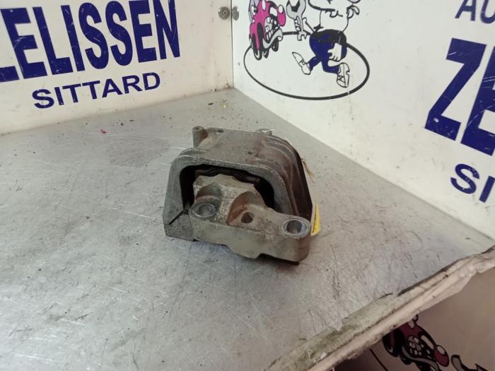 Engine mount from a Volkswagen Touran (1T1/T2) 2.0 FSI 16V 2004