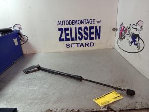 Używane Amortyzator gazowy prawy tyl Opel Agila (B) 1.2 16V Cena € 15,75 Procedura marży oferowane przez Zelissen V.O.F. autodemontage