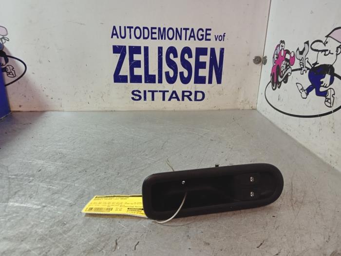 Usados Interruptor de ventanilla eléctrica Renault Twingo II (CN) 1.2 16V Precio € 21,00 Norma de margen ofrecido por Zelissen V.O.F. autodemontage