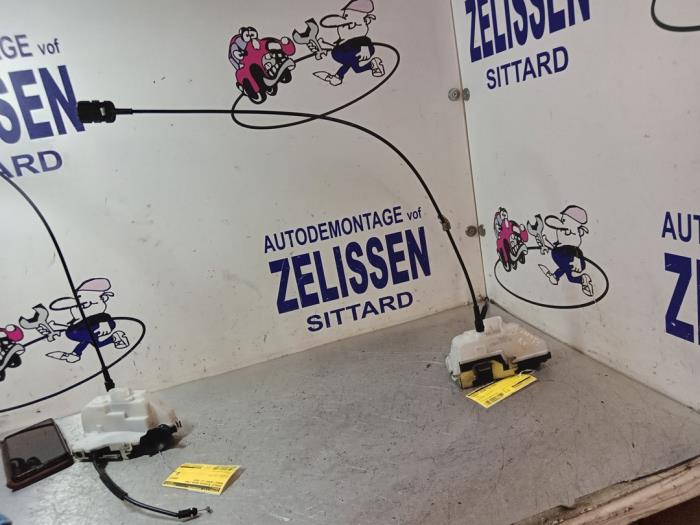 Begagnade Dörrlåsmekanism, 2-dörrars, höger Renault Twingo II (CN) 1.2 16V Pris € 47,25 Marginaltabell erbjuds av Zelissen V.O.F. autodemontage