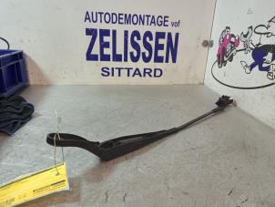 Used Front wiper arm Renault Twingo II (CN) 1.2 16V Price € 15,75 Margin scheme offered by Zelissen V.O.F. autodemontage