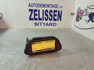 Używane Dodatkowe swiatlo stopu srodek Mercedes ML I (163) 270 2.7 CDI 20V Cena € 15,75 Procedura marży oferowane przez Zelissen V.O.F. autodemontage