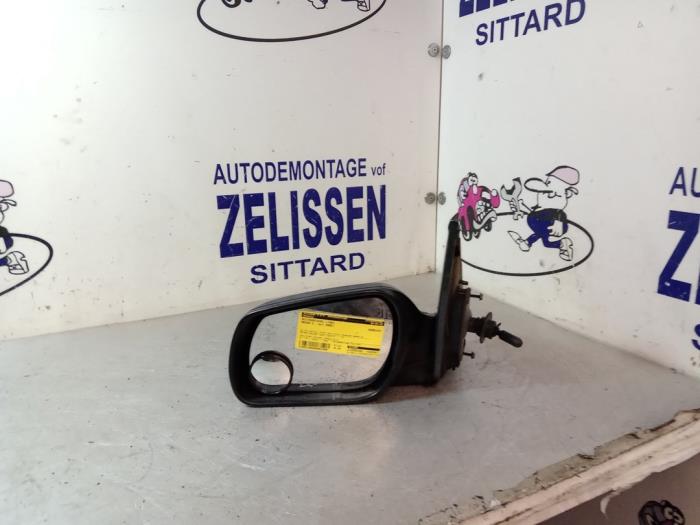 Używane Lusterko zewnetrzne lewe Mazda 2 (NB/NC/ND/NE) 1.25 16V Cena € 26,25 Procedura marży oferowane przez Zelissen V.O.F. autodemontage