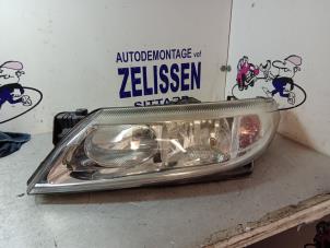 Używane Reflektor lewy Renault Laguna II (BG) 1.8 16V Cena € 42,00 Procedura marży oferowane przez Zelissen V.O.F. autodemontage