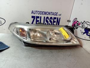 Używane Reflektor prawy Renault Laguna II (BG) 1.8 16V Cena € 42,00 Procedura marży oferowane przez Zelissen V.O.F. autodemontage