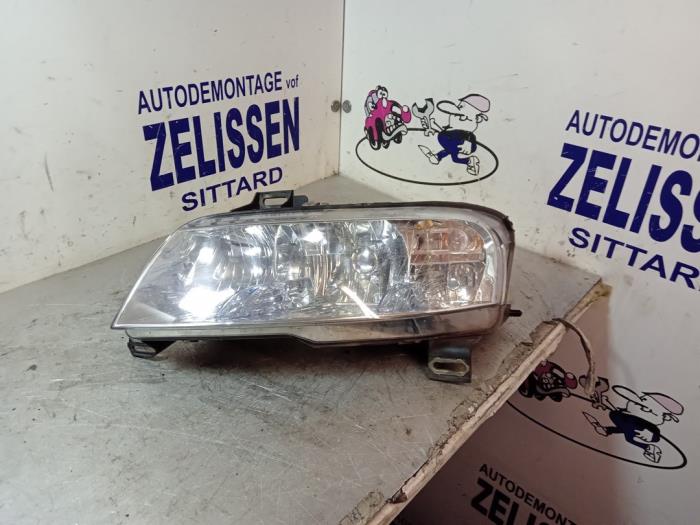 Używane Reflektor lewy Fiat Stilo (192A/B) 1.6 16V 5-Drs. Cena € 42,00 Procedura marży oferowane przez Zelissen V.O.F. autodemontage