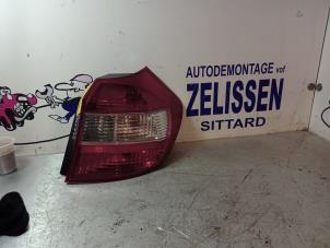 Usagé Feu arrière droit BMW 1 serie (E87/87N) 116i 1.6 16V Prix € 47,25 Règlement à la marge proposé par Zelissen V.O.F. autodemontage