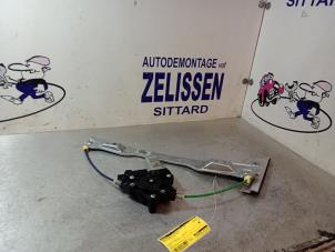 Usagé Mécanique vitre 4portes avant gauche Opel Corsa D 1.2 16V Prix € 47,25 Règlement à la marge proposé par Zelissen V.O.F. autodemontage