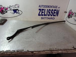 Usagé Bras essuie-glace avant Opel Corsa D 1.2 16V Prix € 15,75 Règlement à la marge proposé par Zelissen V.O.F. autodemontage