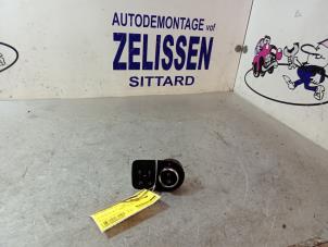 Usagé Commutateur lumière Opel Corsa D 1.2 16V Prix € 26,25 Règlement à la marge proposé par Zelissen V.O.F. autodemontage
