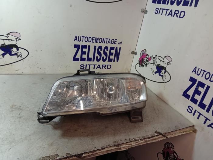 Używane Reflektor lewy Fiat Stilo (192A/B) 2.4 20V Abarth 3-Drs. Cena € 42,00 Procedura marży oferowane przez Zelissen V.O.F. autodemontage