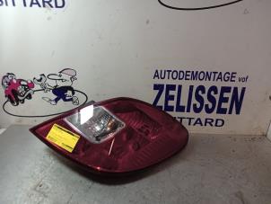 Usados Luz trasera derecha Opel Corsa D 1.2 16V Precio € 47,25 Norma de margen ofrecido por Zelissen V.O.F. autodemontage
