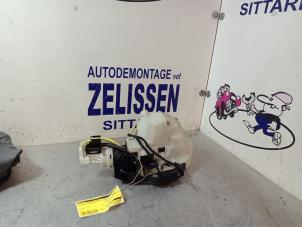 Używane Mechanizm blokady drzwi lewych tylnych wersja 4-drzwiowa Mercedes S (W220) 3.2 S-320 18V Cena € 99,75 Procedura marży oferowane przez Zelissen V.O.F. autodemontage